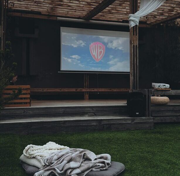How to Plan the Perfect Screen-Light Evening for Relaxation